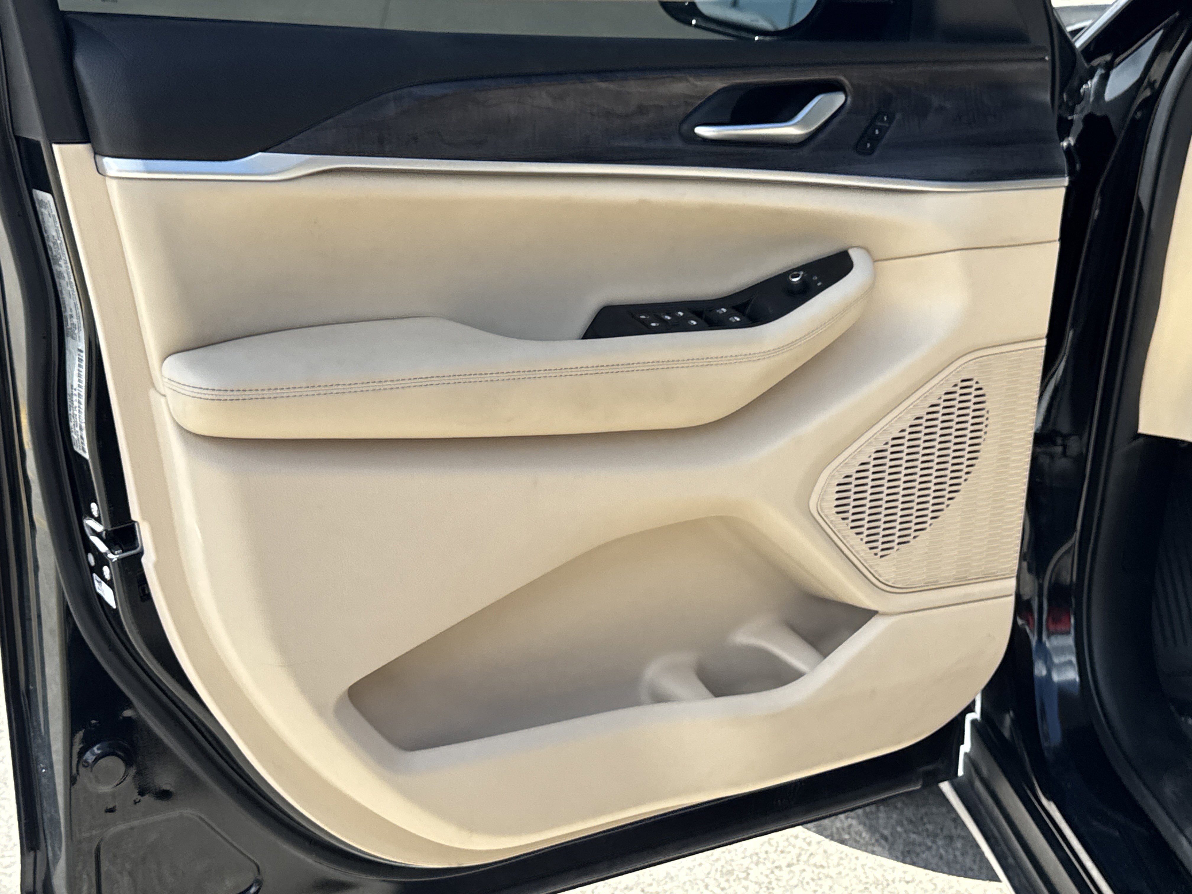 2023 Jeep Grand Cherokee Limited photo 2