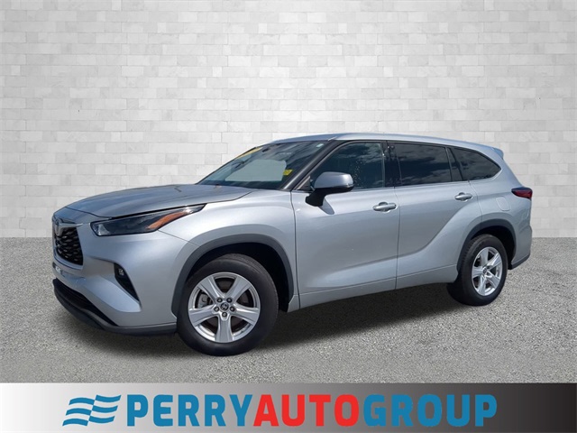 2022 Toyota Highlander LE's photo