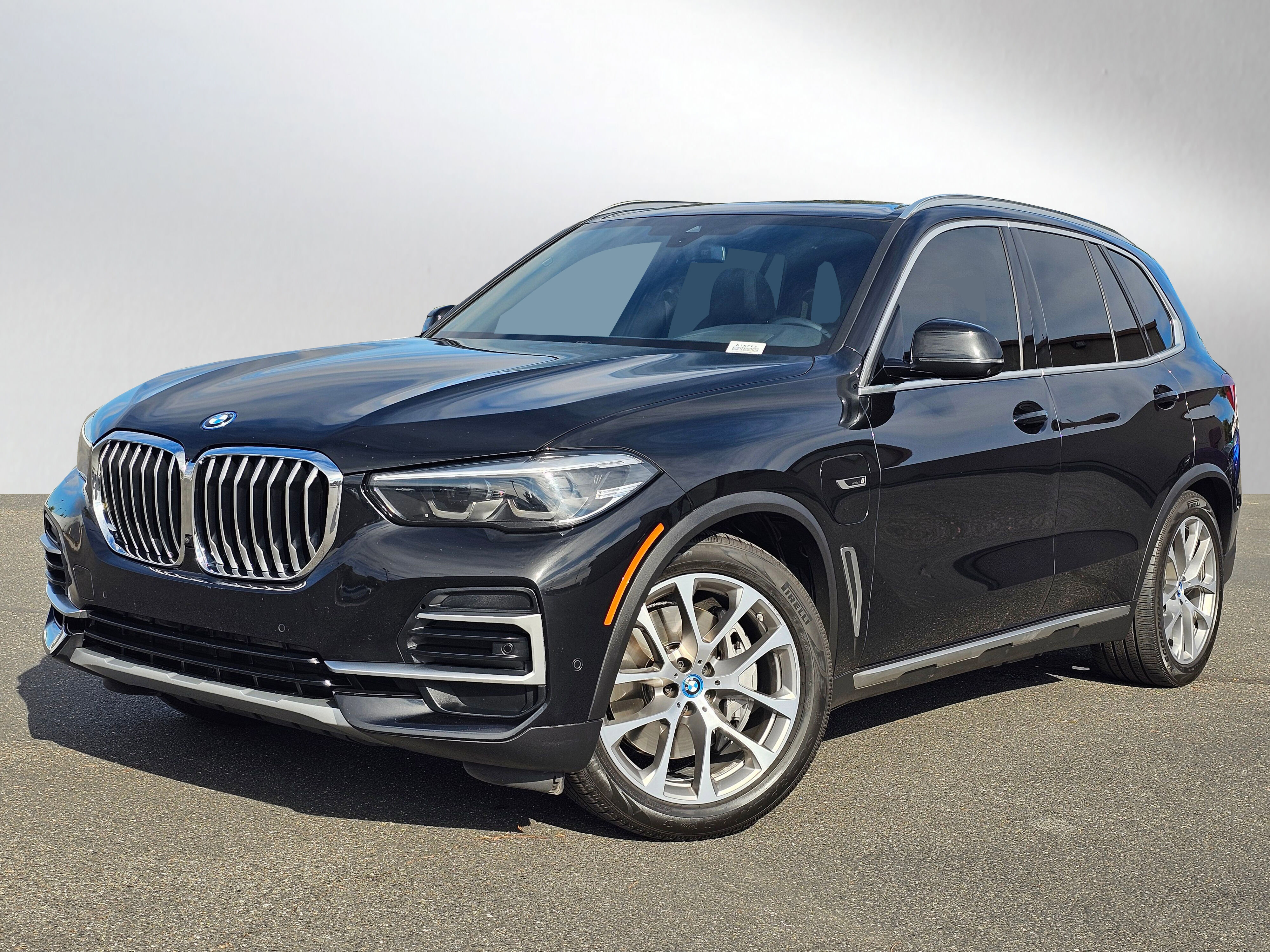2022 BMW X5 45e's photo