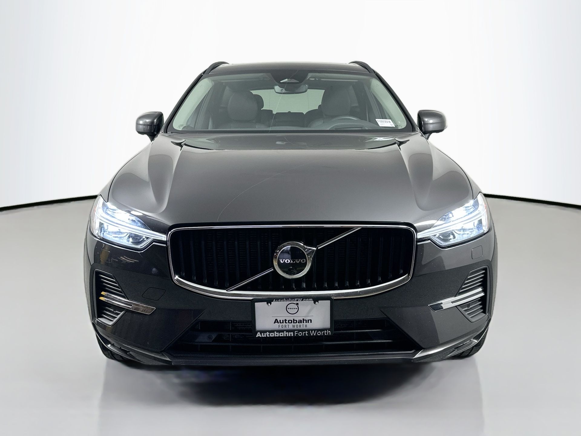 2022 Volvo XC60 B5 Momentum photo 2