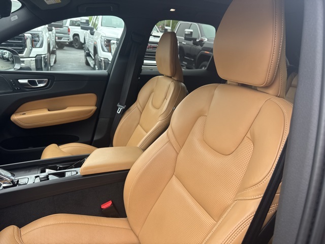 2022 Volvo XC60 B5 Inscription photo 10