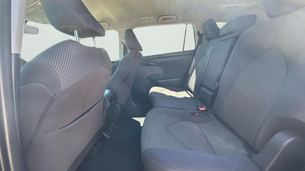 2024 Toyota Highlander LE photo 12