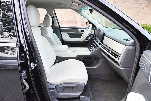 Used 2025 Black Hyundai SE image 10