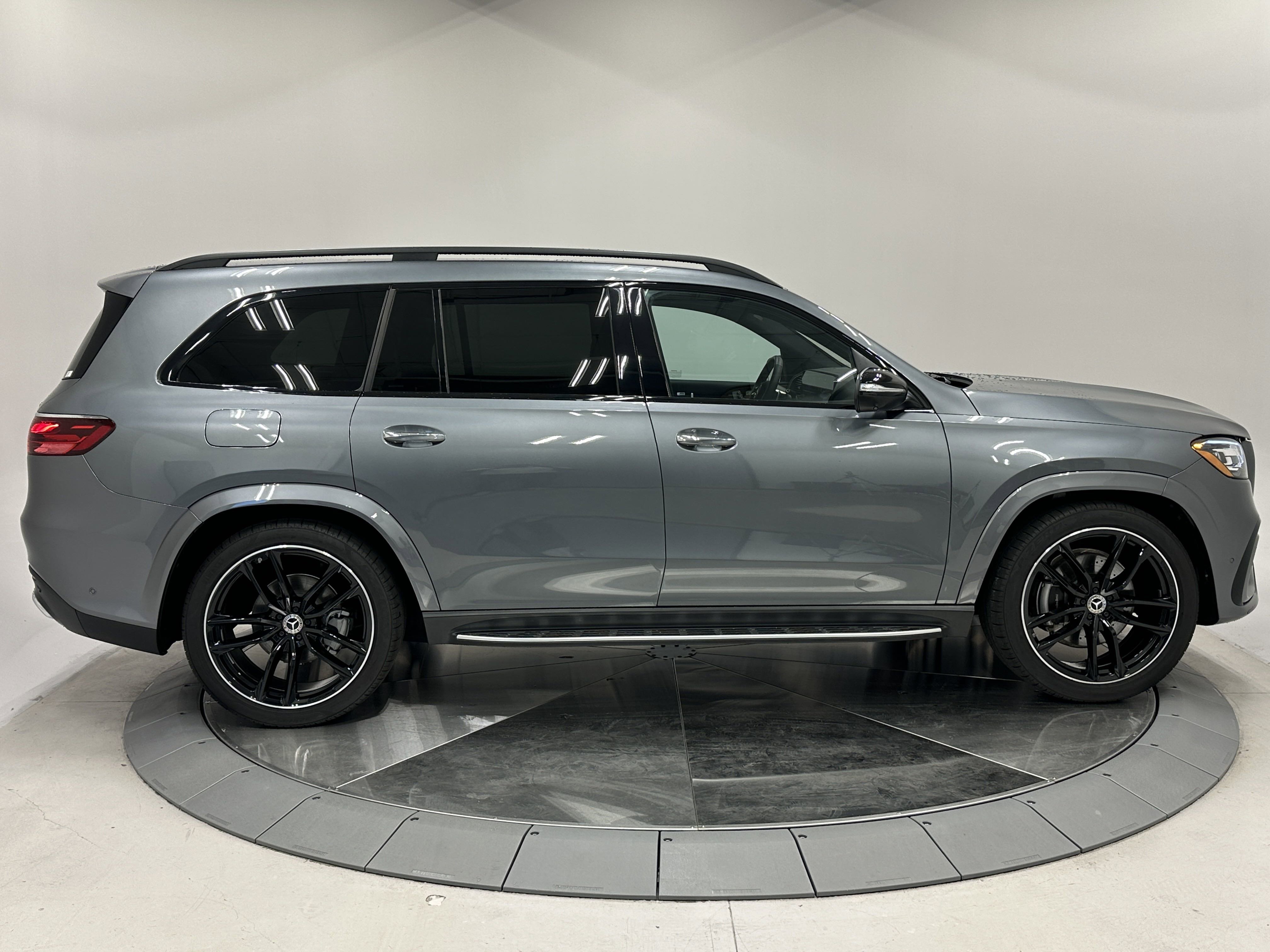 2024 Mercedes Benz GLS 450 4MATIC photo 4