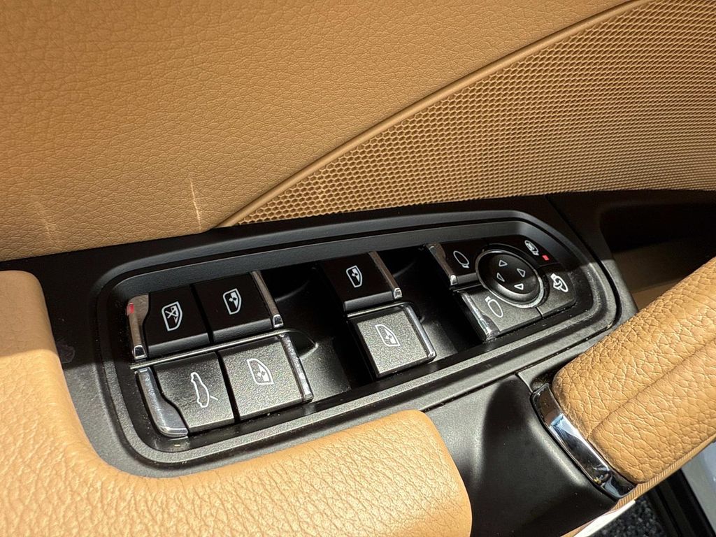 2016 Porsche Cayenne Base photo 19