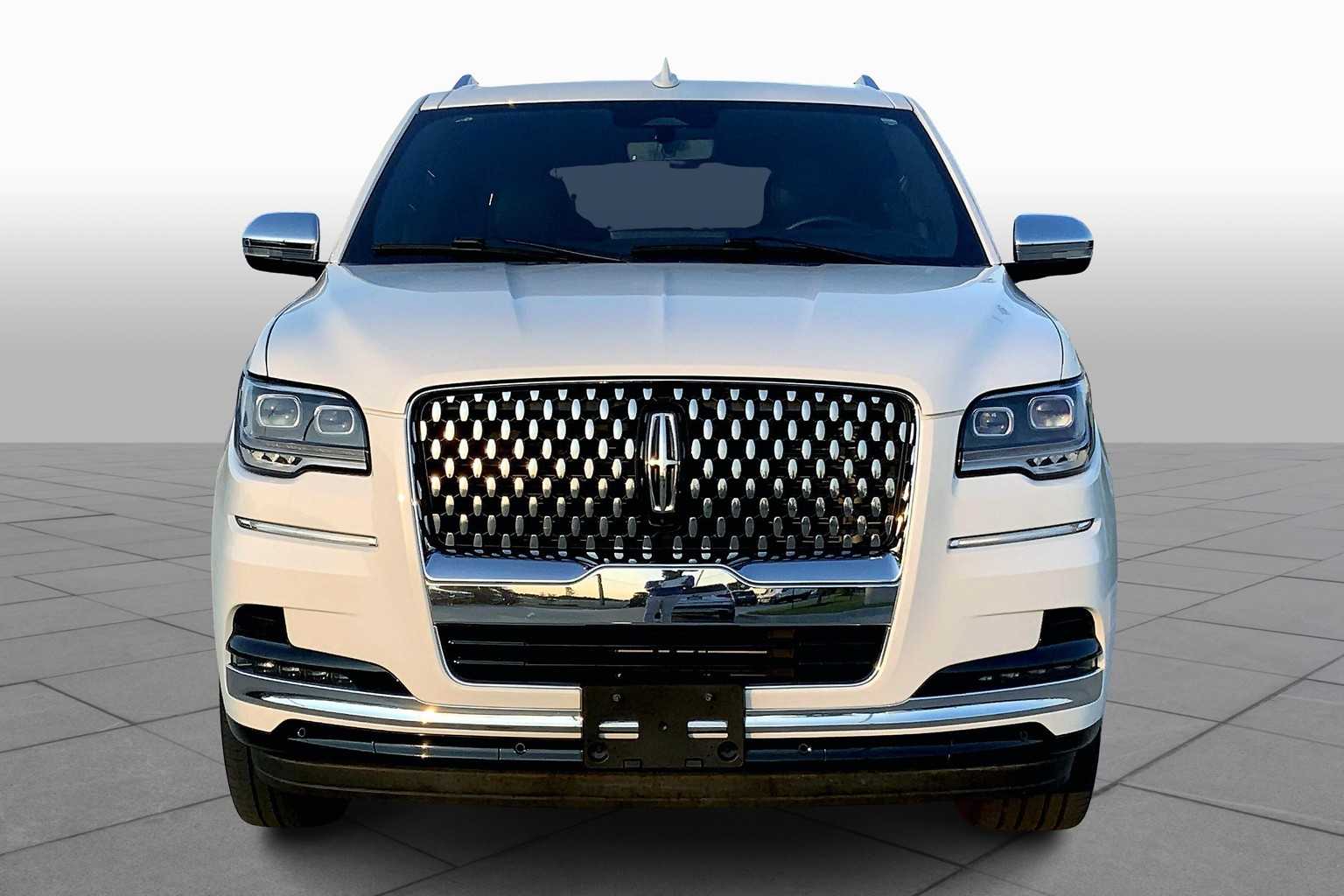 2023 Lincoln Navigator L photo 3