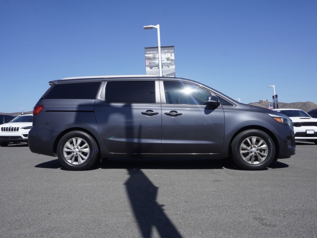 2017 Kia Sedona LX photo 2