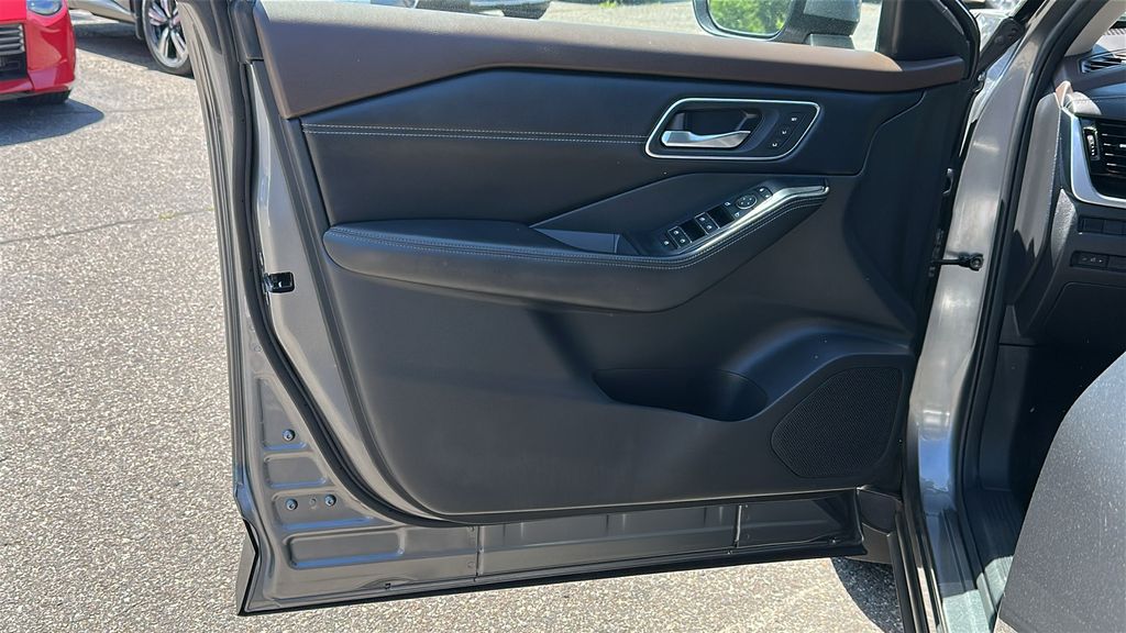 2022 Nissan Rogue Platinum AWD photo 9