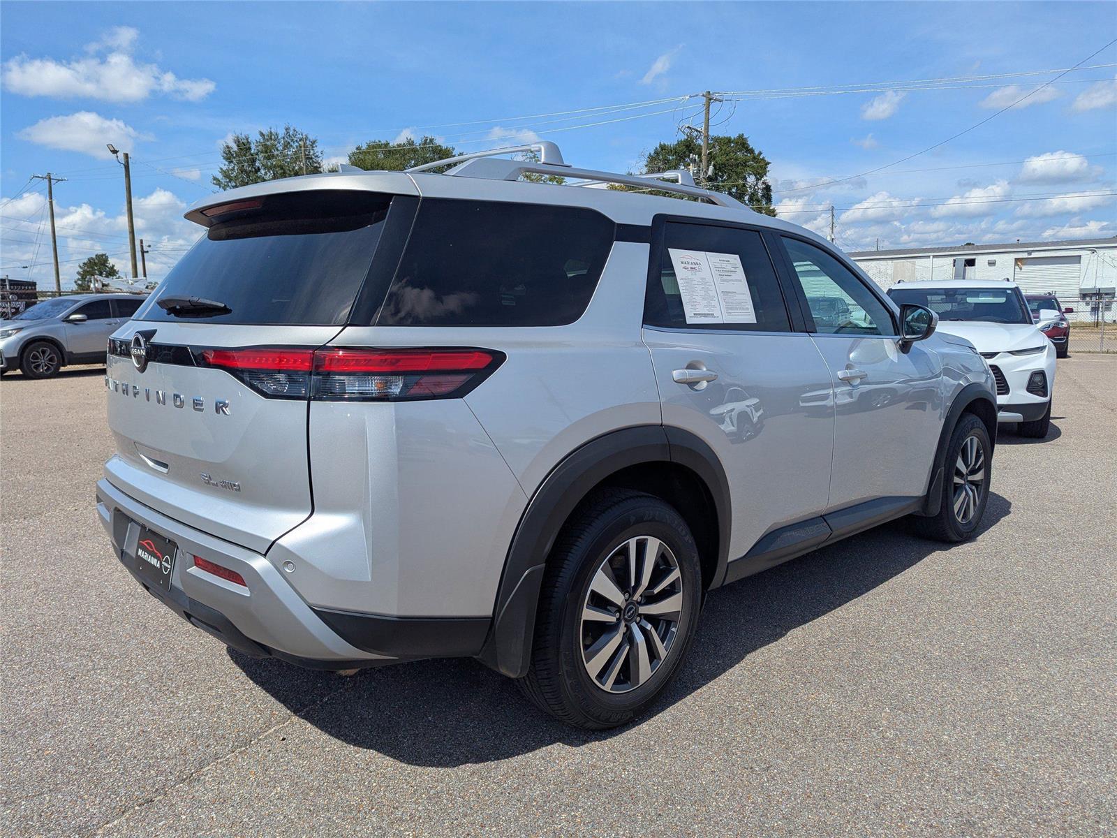 2023 Nissan Pathfinder SL photo 2