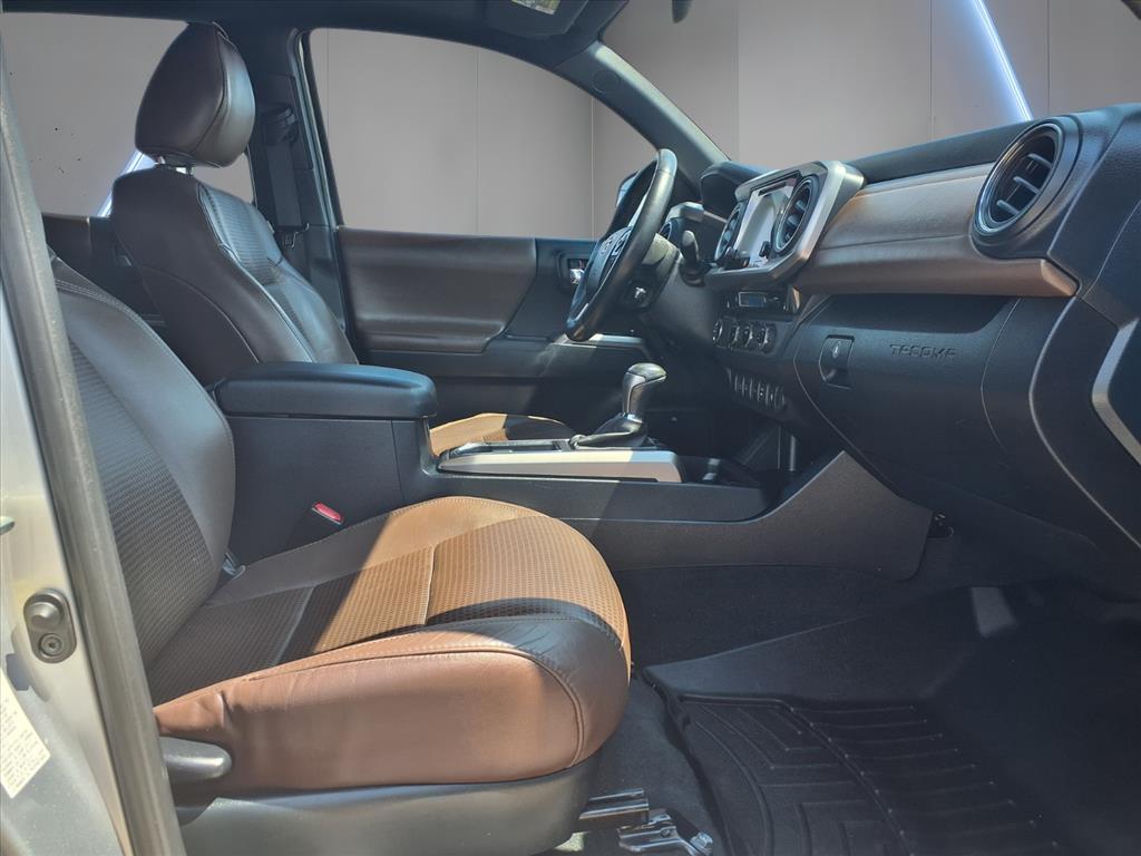 2017 Toyota Tacoma Limited V6 photo 14