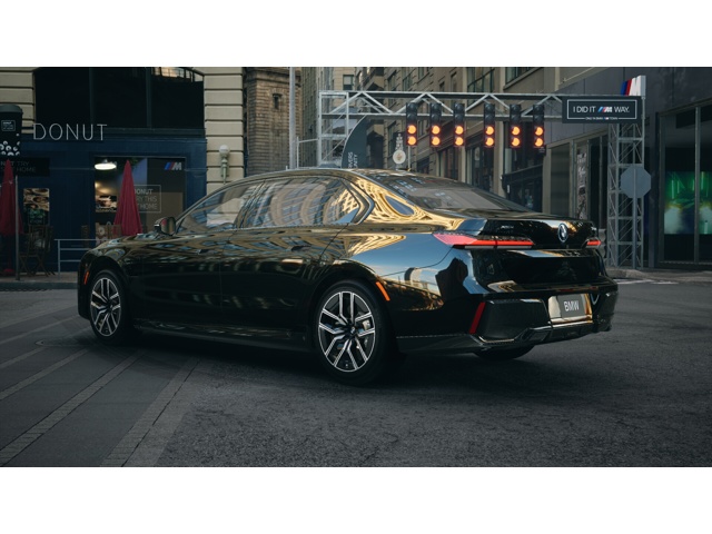 2026 Bmw 750e photo 2