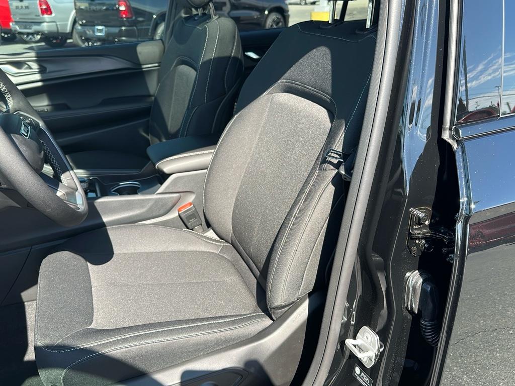 2025 Jeep Grand Cherokee Laredo X photo 25