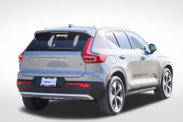 2025 Volvo XC40 Core photo 4