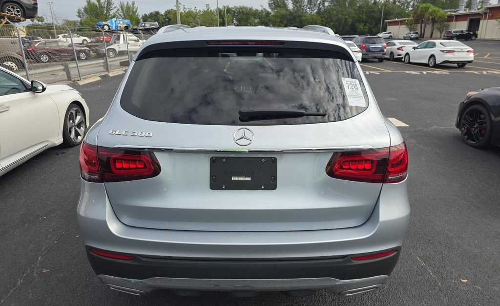 2022 Mercedes Benz GLC 300 photo 2