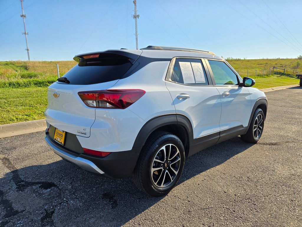 2025 Chevrolet Trailblazer LT photo 3