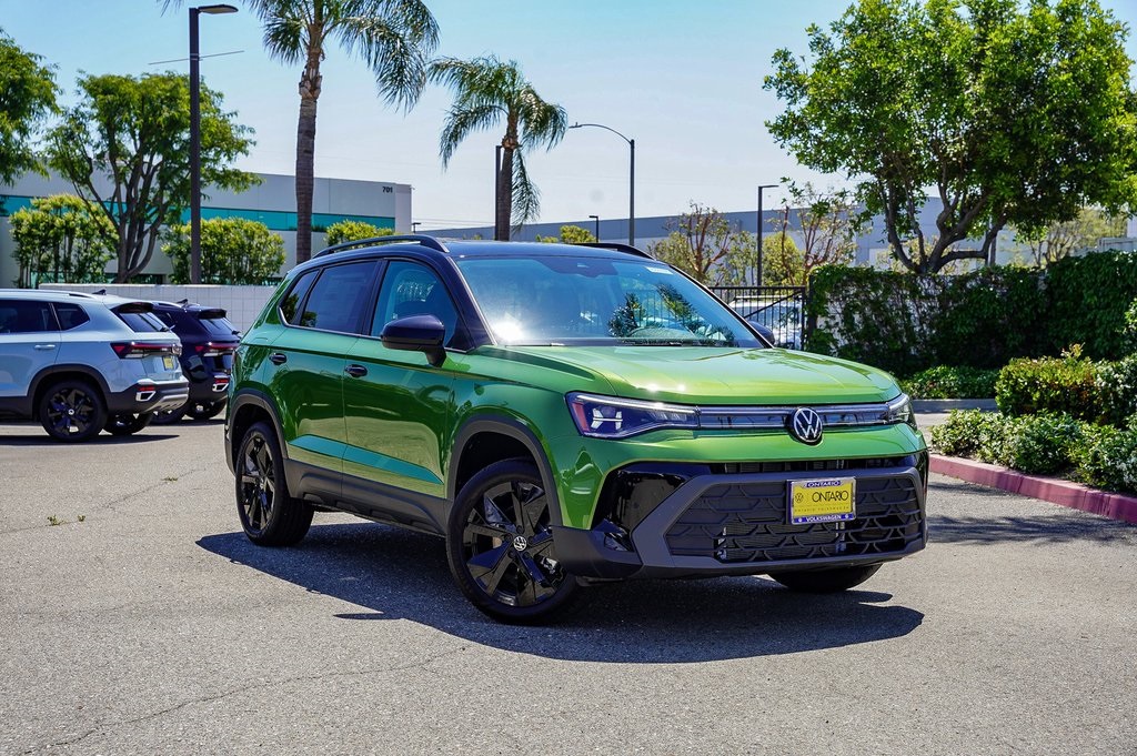 2025 Volkswagen Taos SE Black's photo