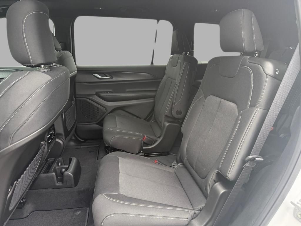 2025 Jeep Grand Cherokee Laredo Altitude photo 21