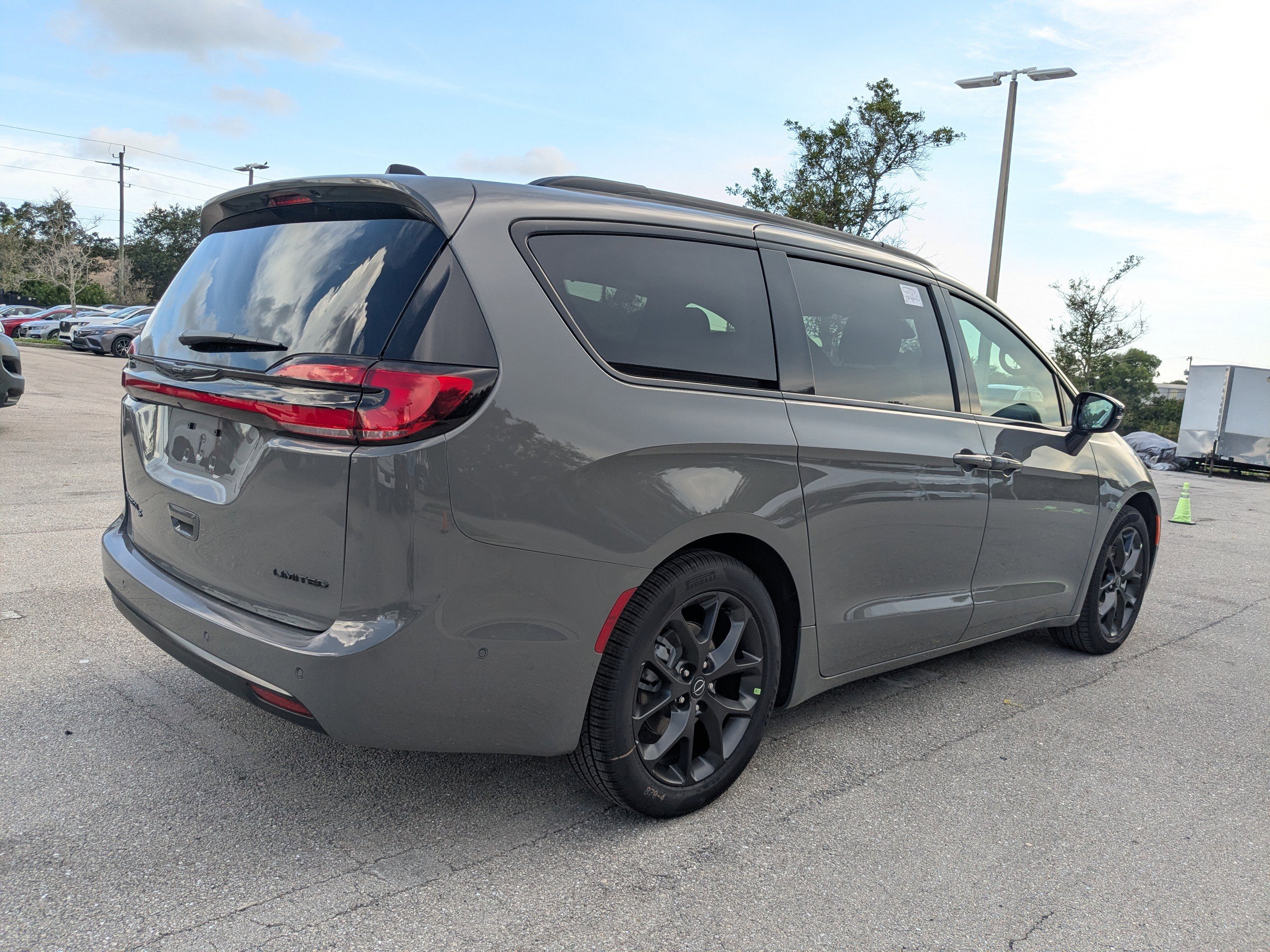 2025 Chrysler Pacifica Limited photo 2