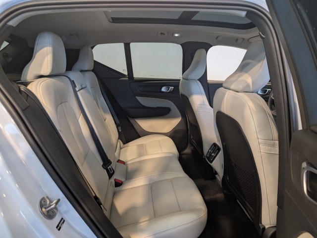 2026 Volvo XC40 photo 25