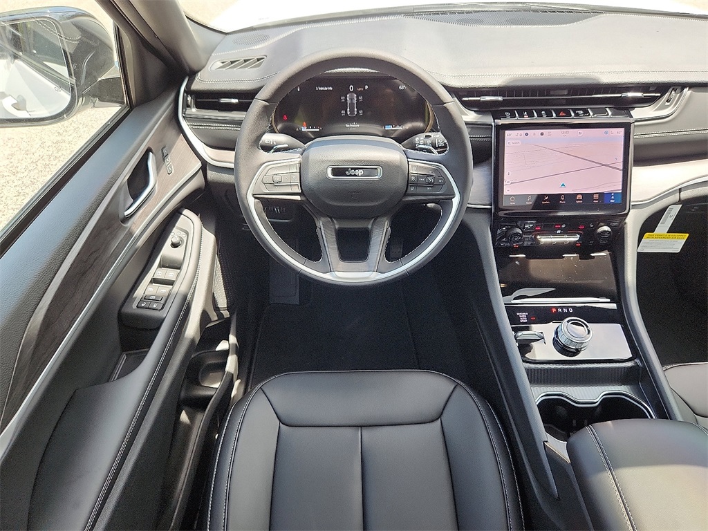 2025 Jeep Grand Cherokee Limited photo 3