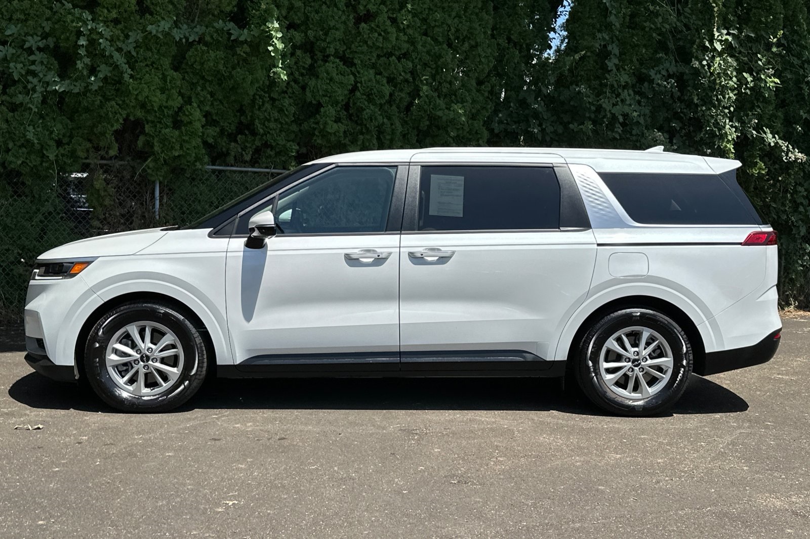2024 Kia Carnival LX photo 7