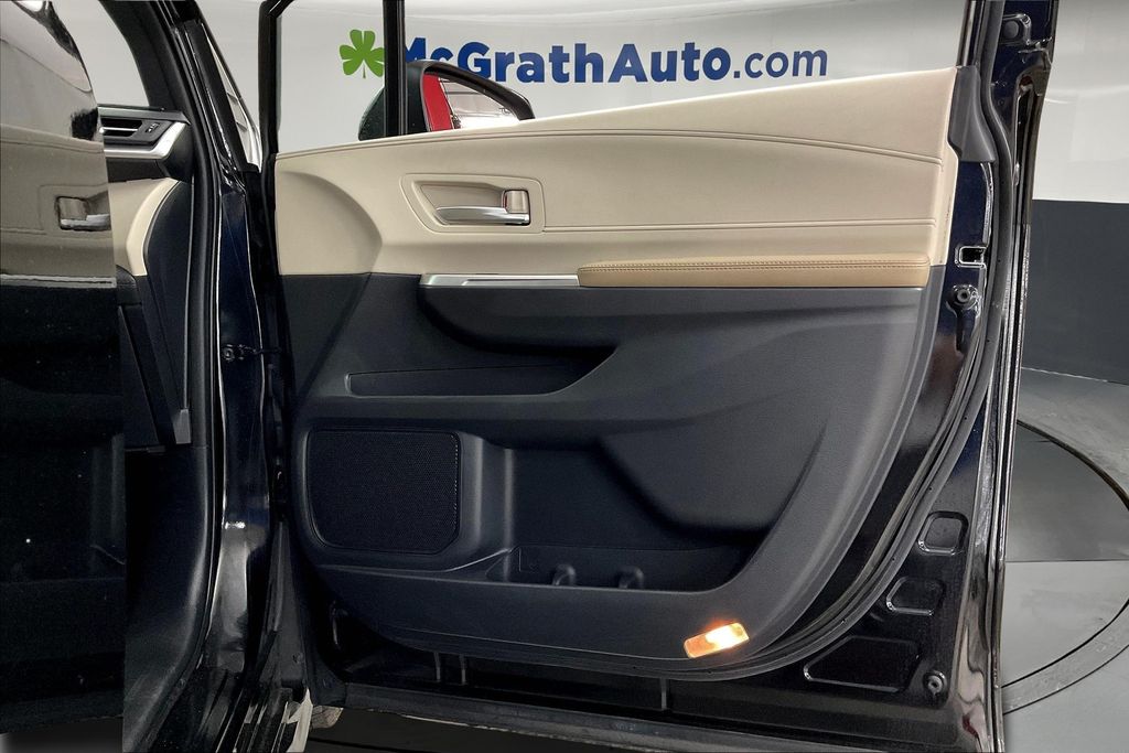 2023 Toyota Sienna XLE photo 22