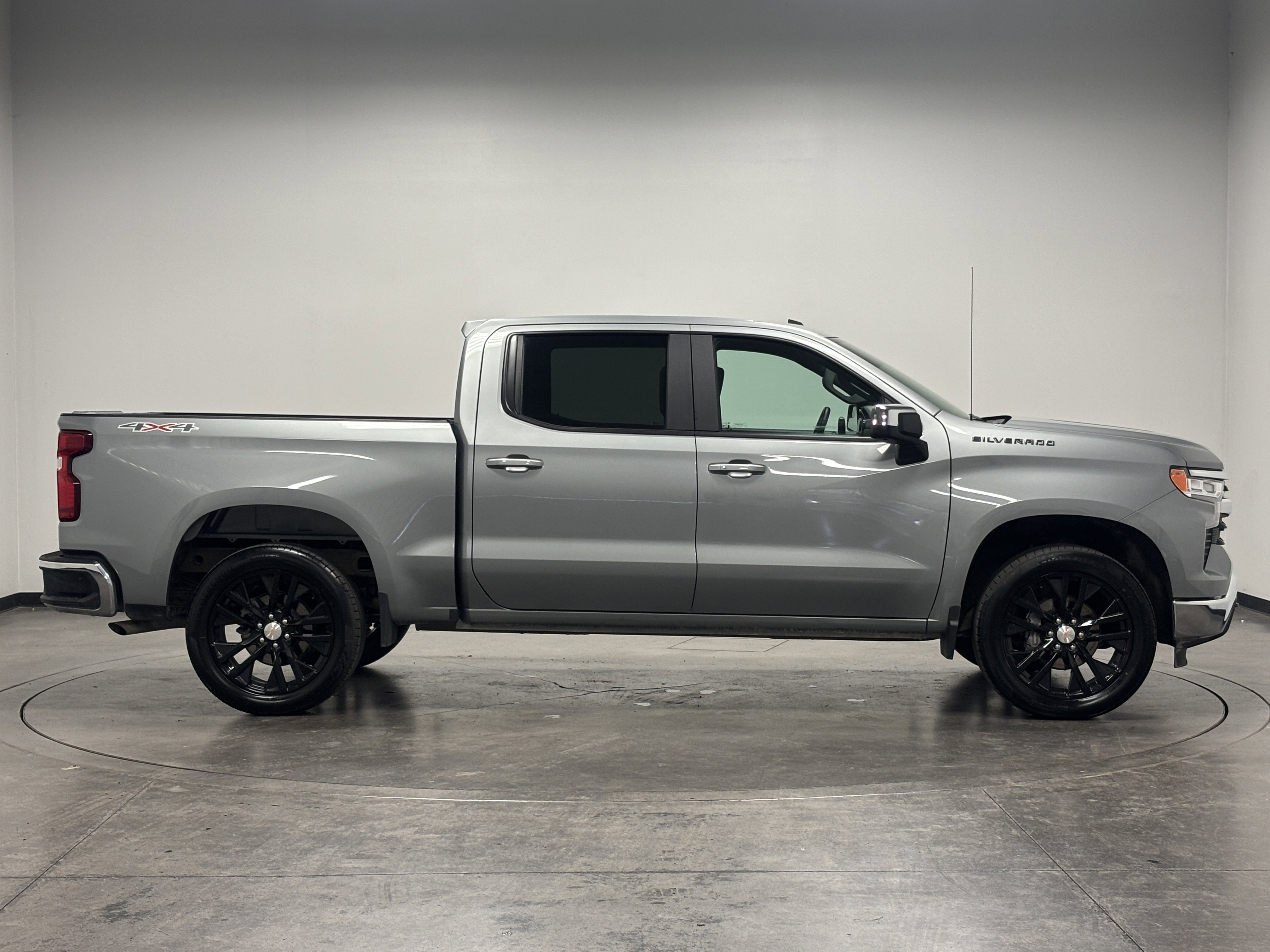 2025 Chevrolet Silverado 1500 LT photo 2