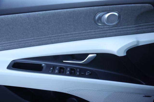 2025 Hyundai Elantra Limited photo 6