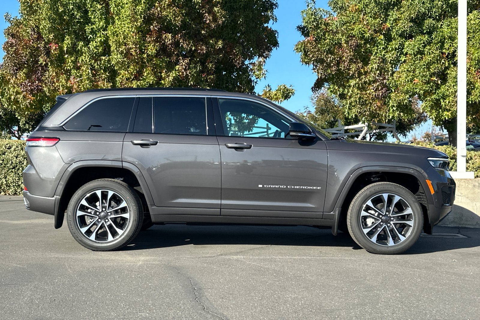 2025 Jeep Grand Cherokee Overland photo 3
