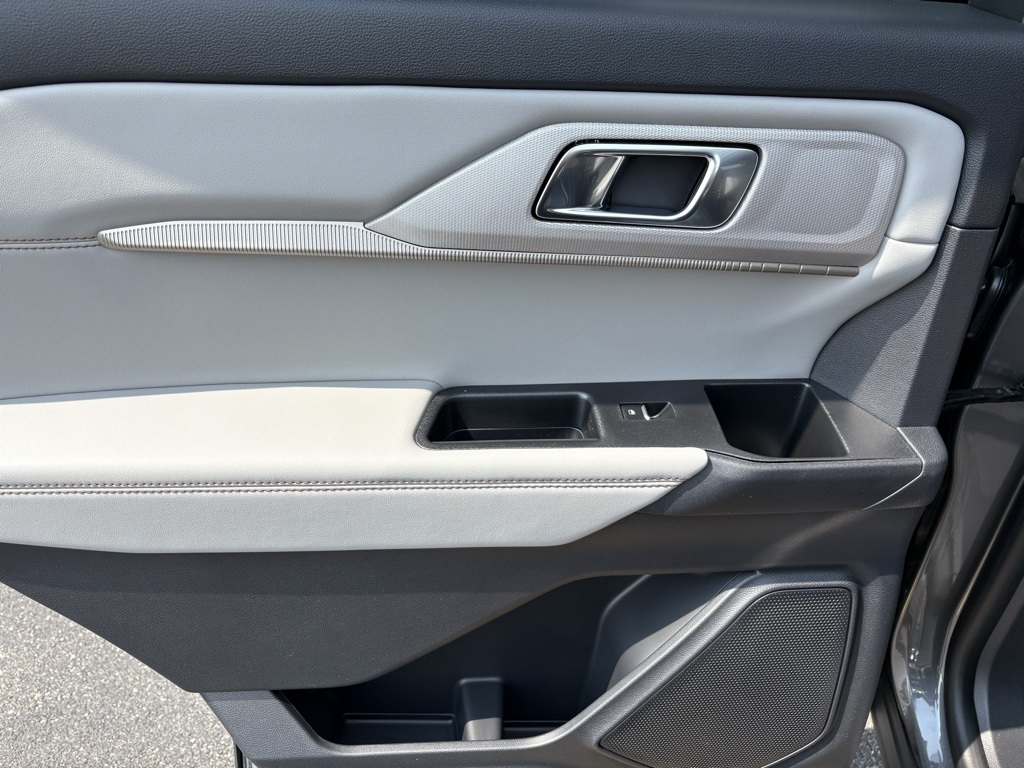 2025 Ford Explorer photo 25