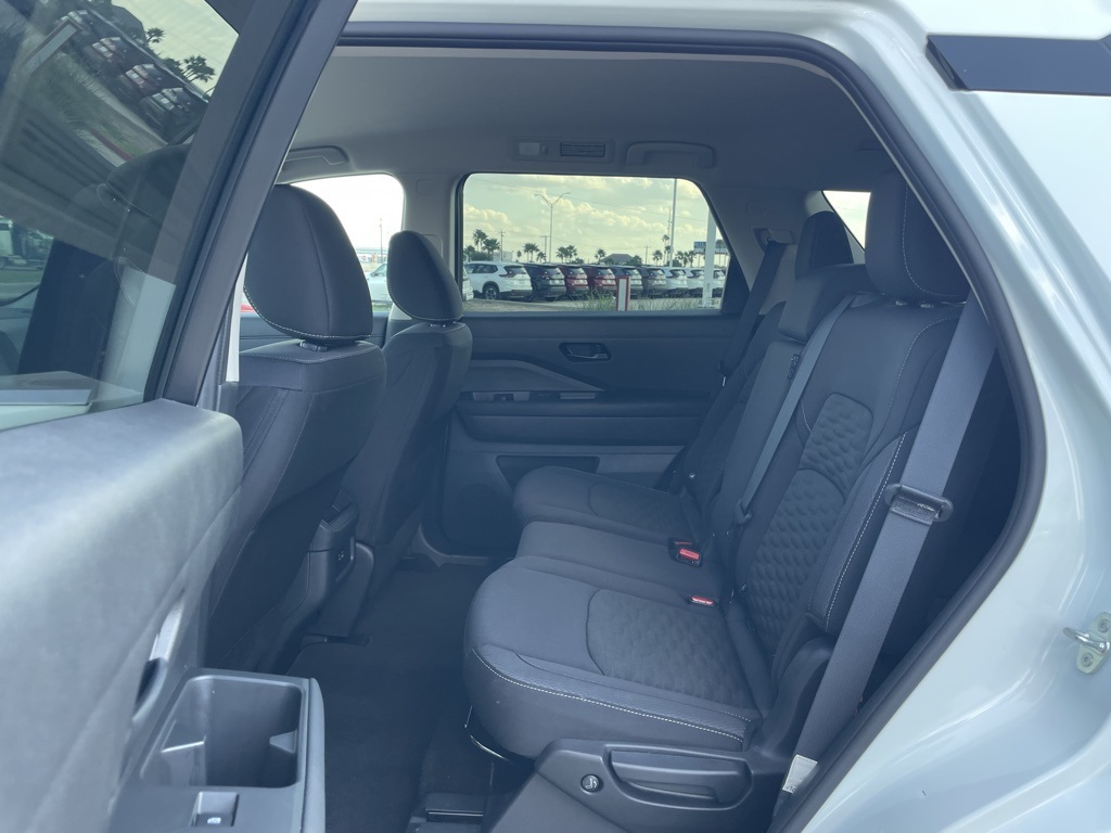 2024 Nissan Pathfinder S photo 17