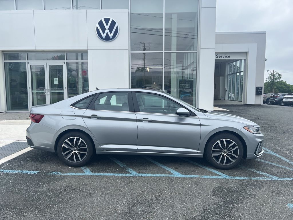 2025 Volkswagen Jetta 1.5T SE photo 3