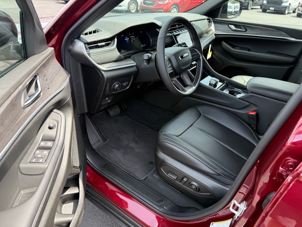 2025 Jeep Grand Cherokee Limited photo 4