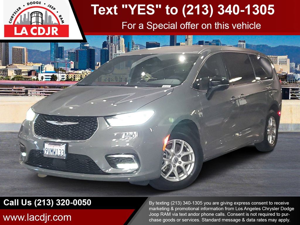 2025 Chrysler Pacifica Select's photo