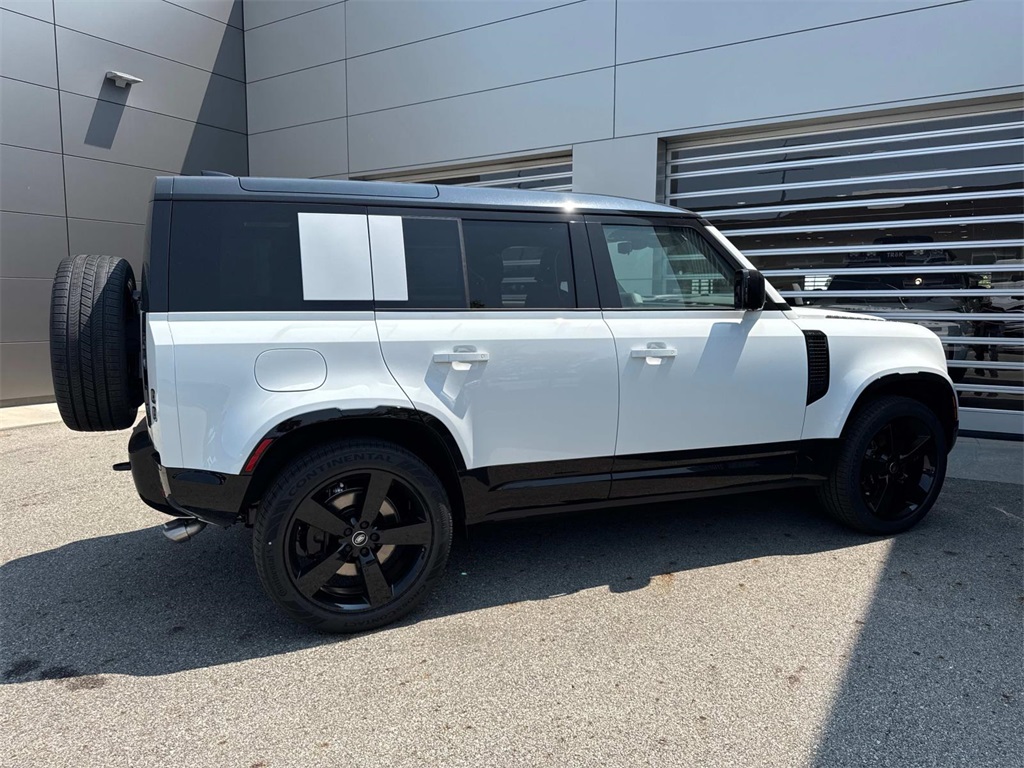 2025 Land Rover Defender 110 V8 photo 4