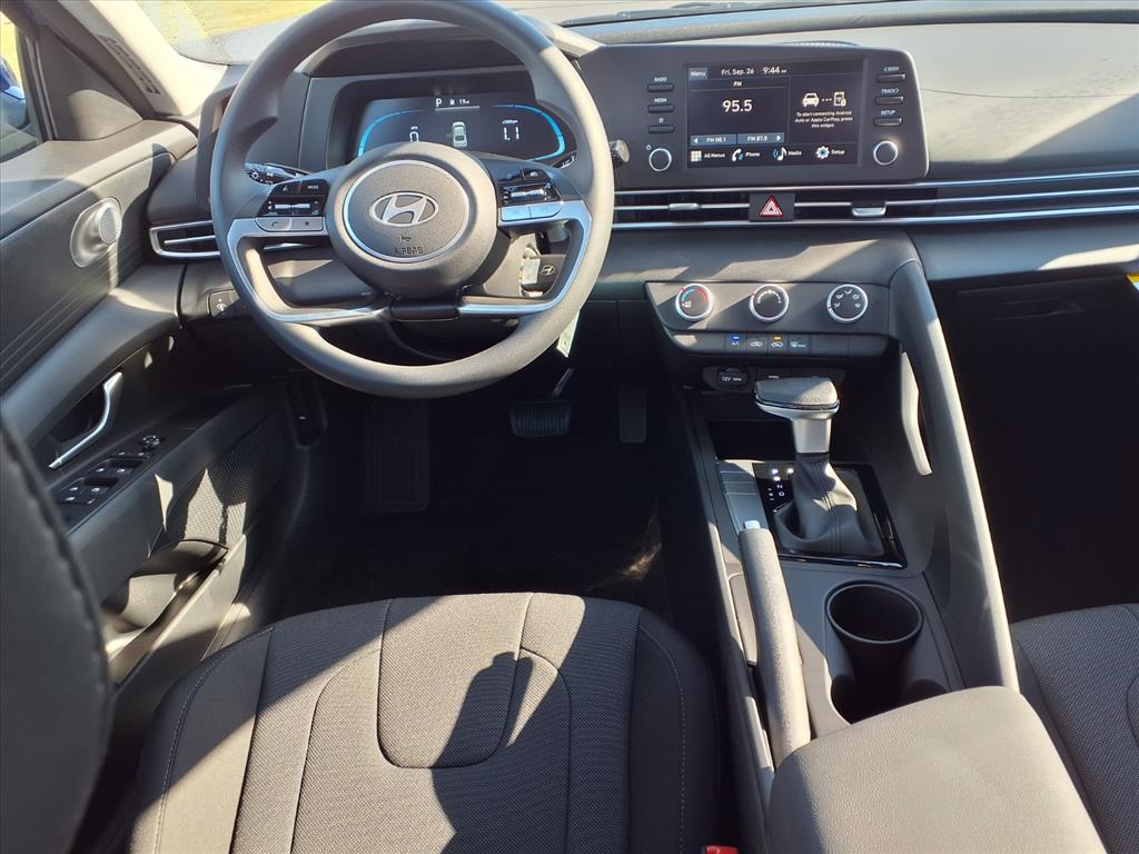 2025 Hyundai Elantra SE photo 3