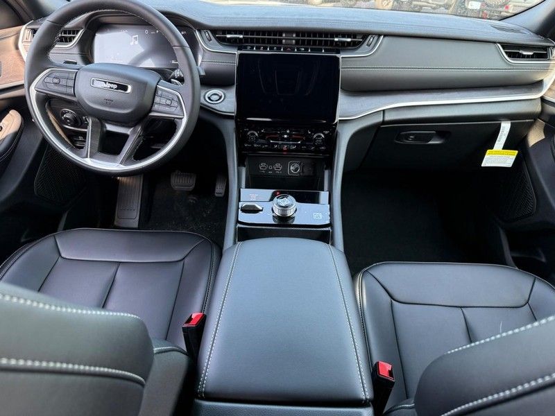 2025 Jeep Grand Cherokee Limited photo 5