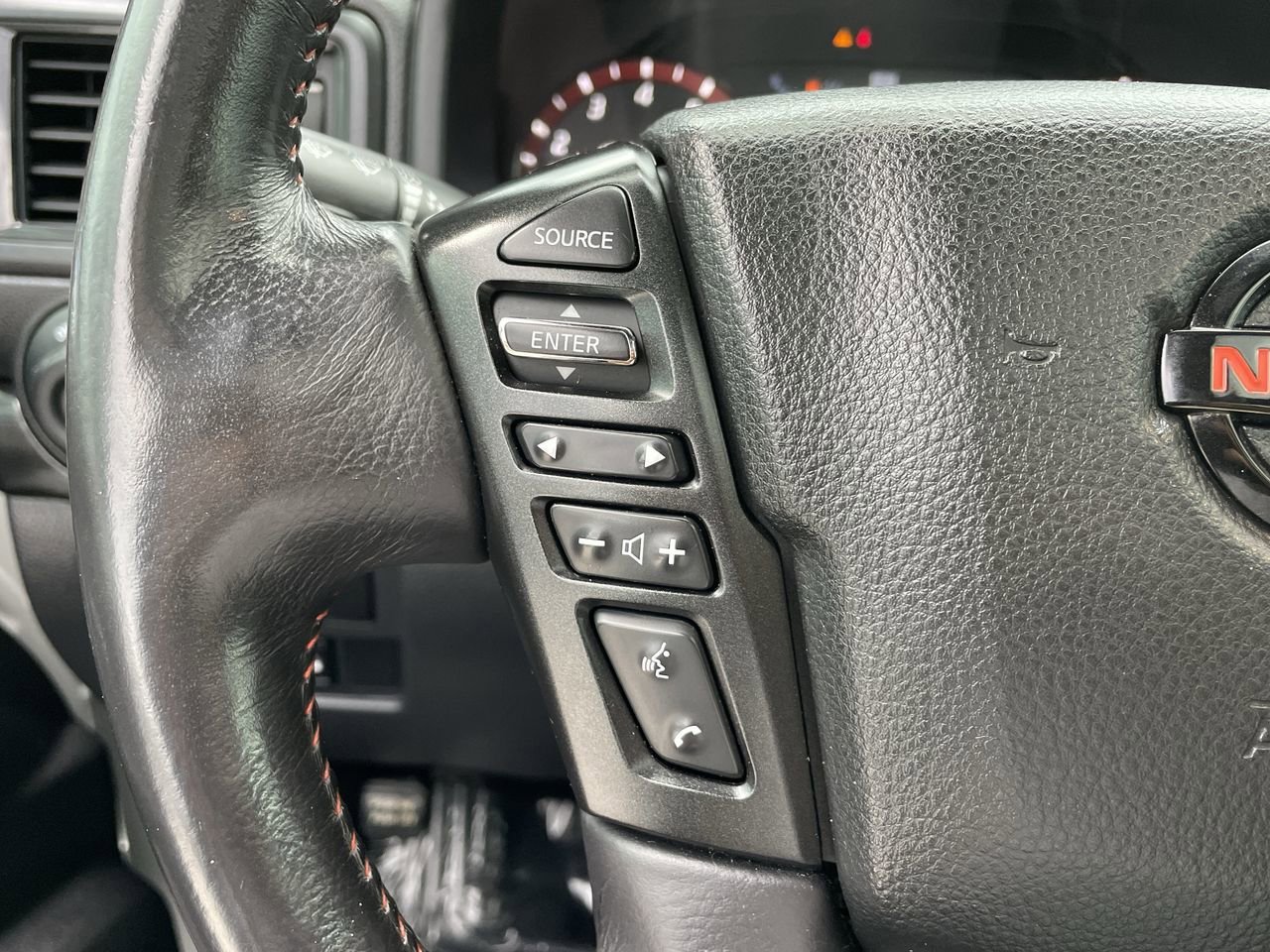 2020 Nissan Titan PRO-4X Crew Cab photo 26