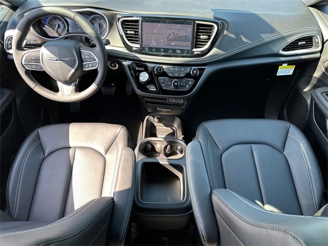 2025 Chrysler Pacifica photo 15