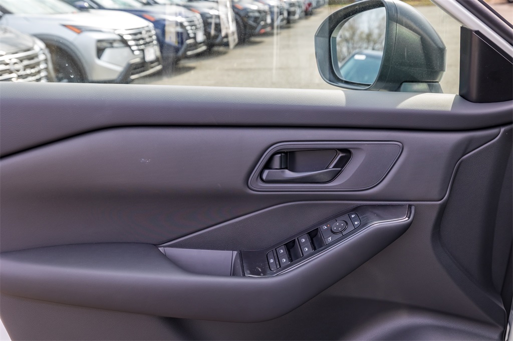2025 Nissan Rogue S photo 10