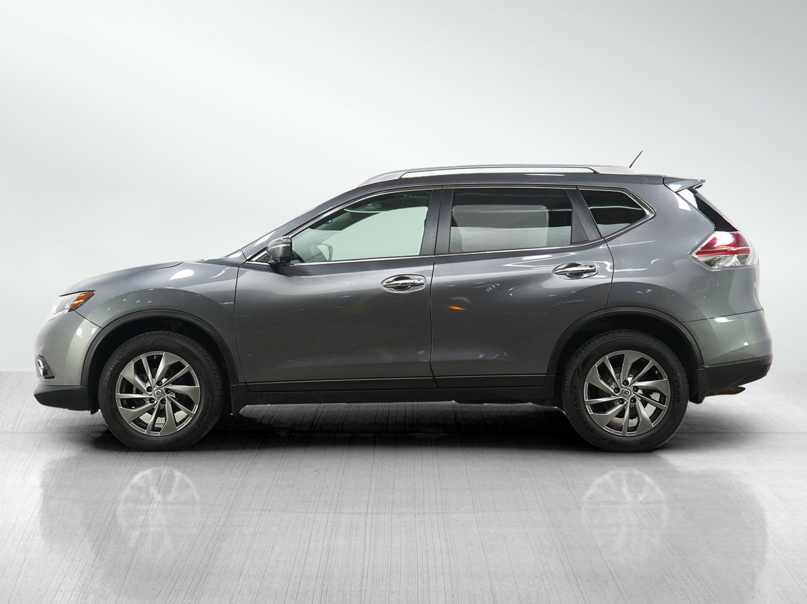 Used 2015 Nissan Rogue SL with VIN 5N1AT2MV2FC902682 for sale in Wayzata, Minnesota