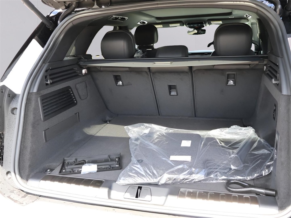 2025 Land Rover Range Rover Sport SE photo 16