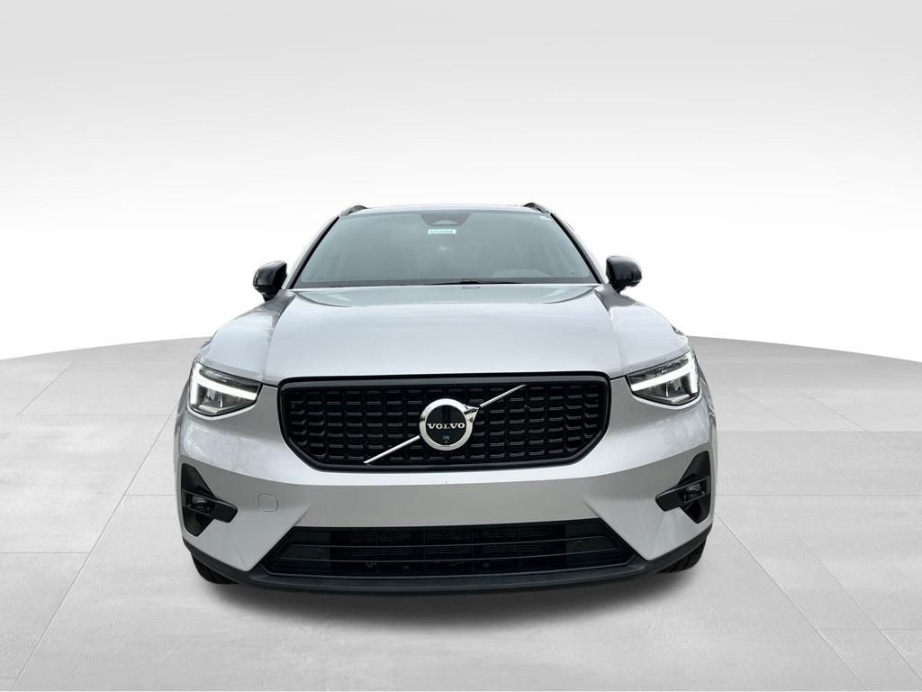 2025 Volvo XC40 Plus photo 2