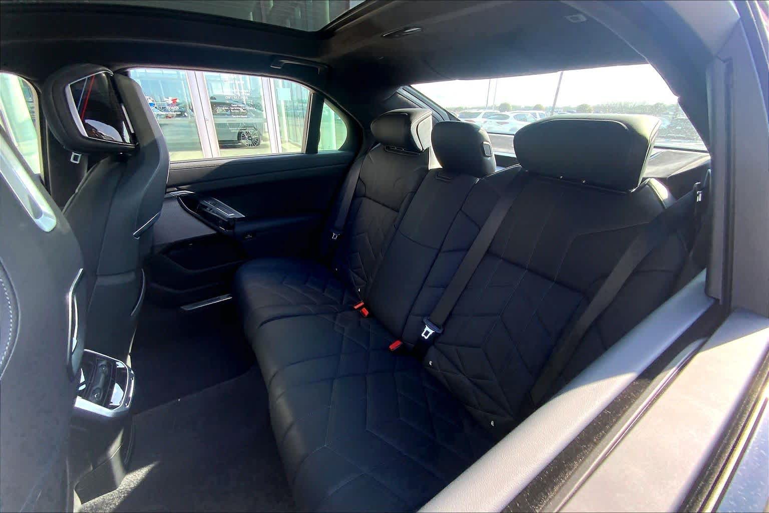2025 BMW 7 Series 750e - Photo 20