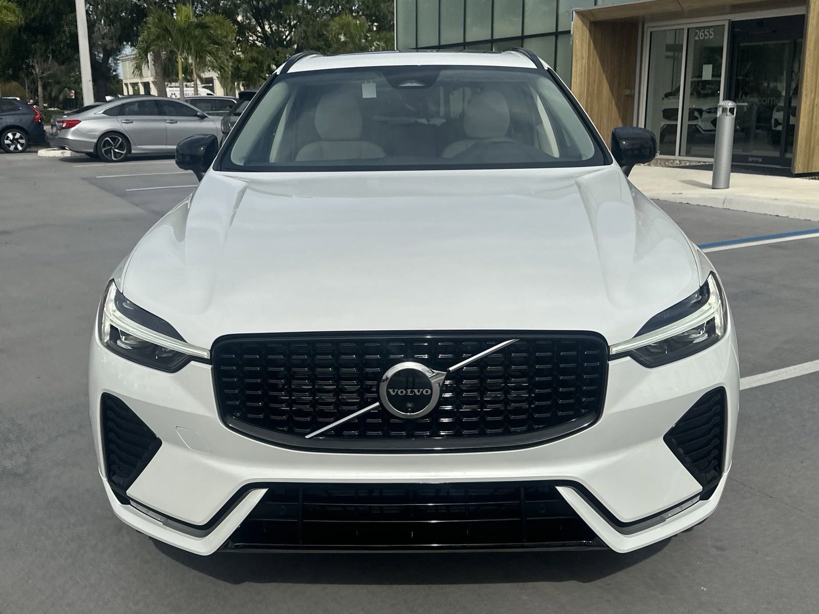 2025 Volvo XC60 B5 Plus photo 5
