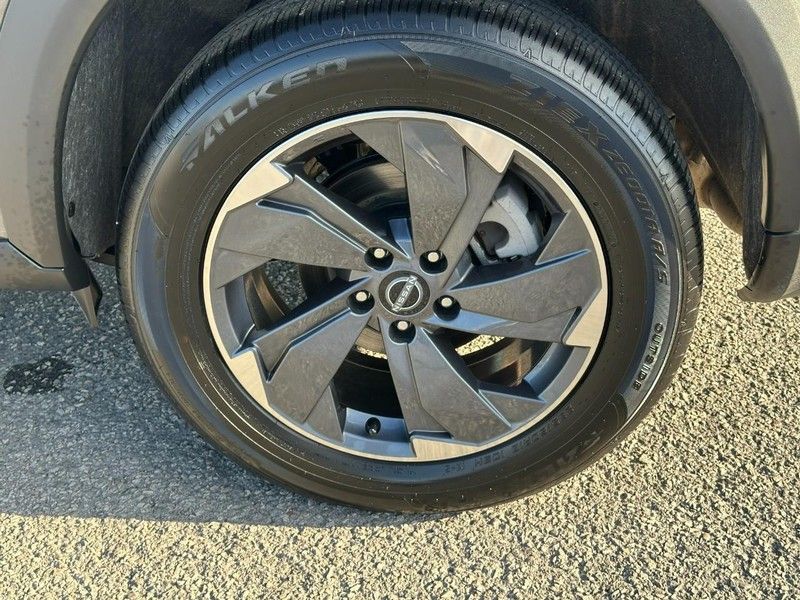 2025 Nissan Rogue SV photo 5