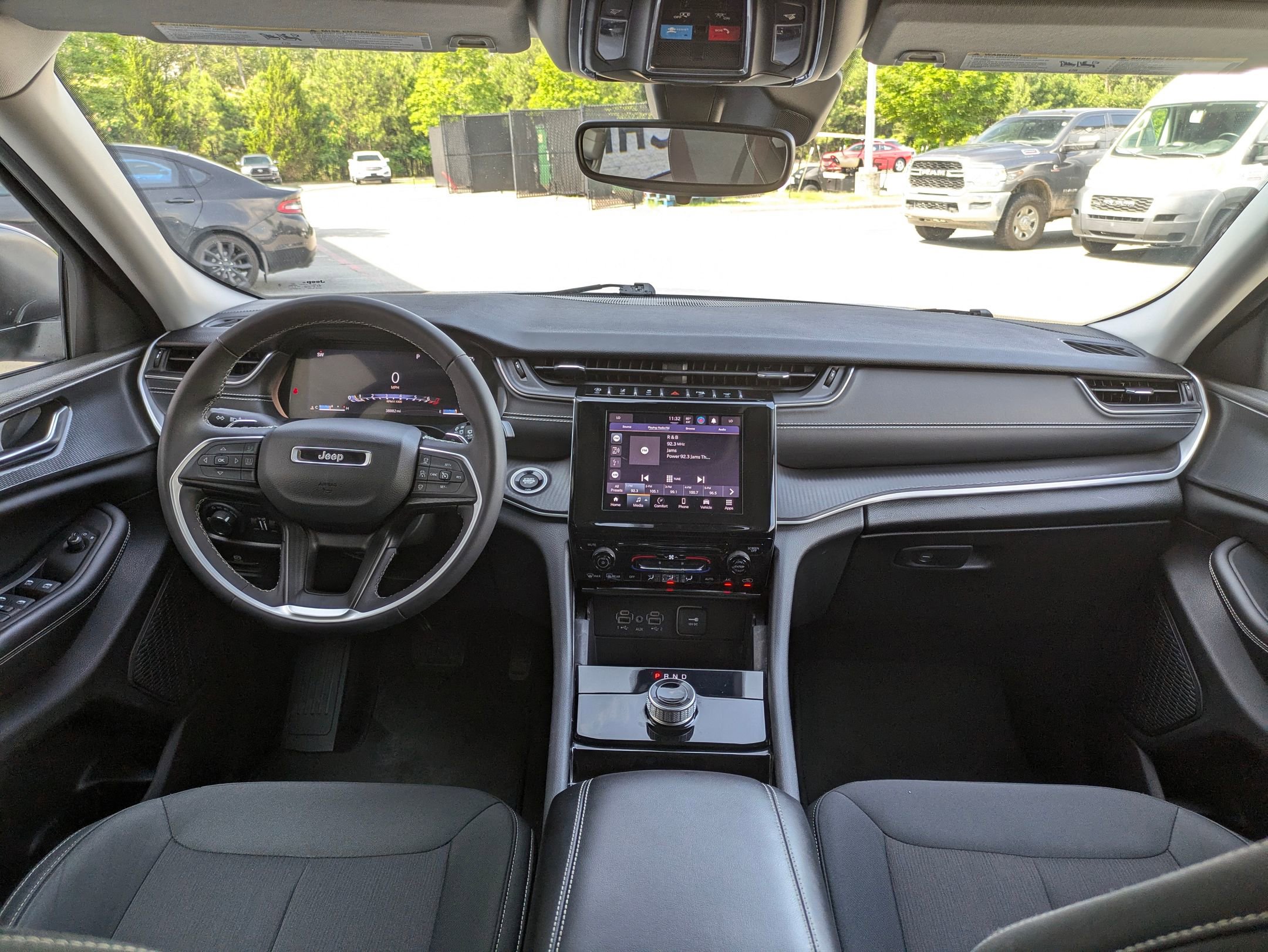 2023 Jeep Grand Cherokee Laredo photo 10