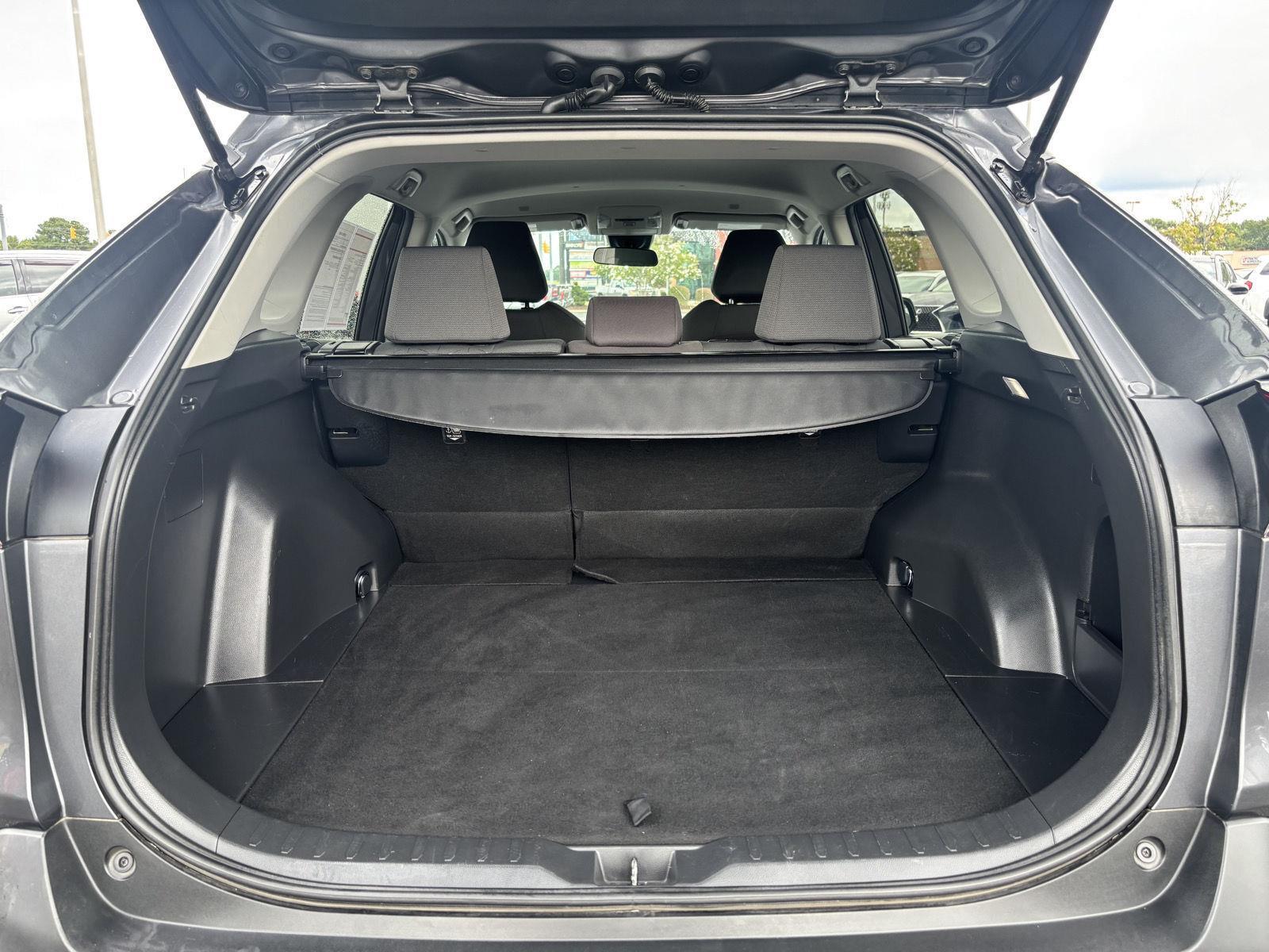 2023 Toyota RAV4 XLE photo 30