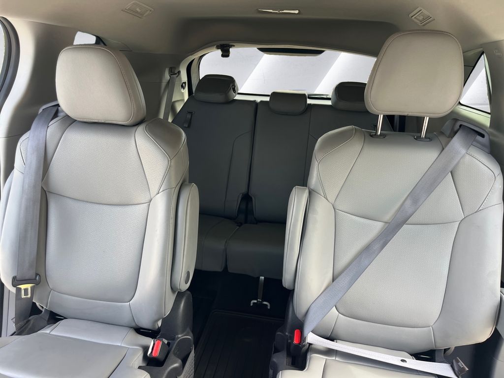 2022 Toyota Sienna XLE photo 18