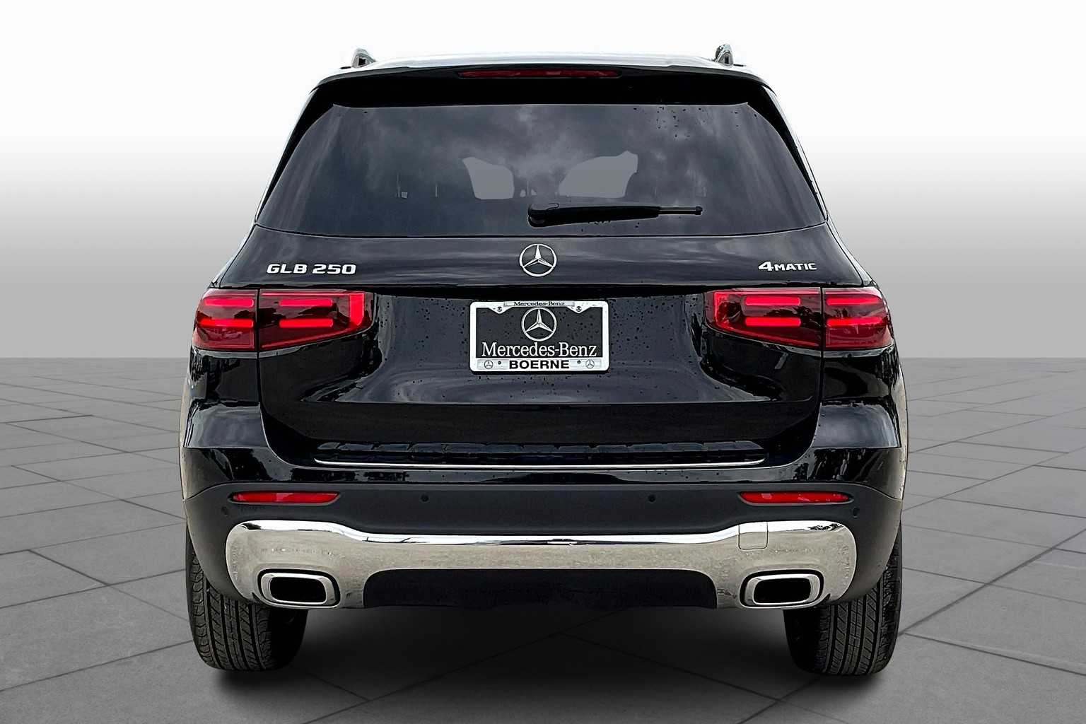 2025 Mercedes Benz GLB 250 4MATIC photo 2